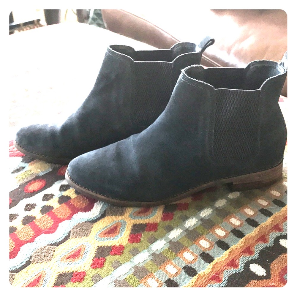 Barely worn pair of TOM’s boots.